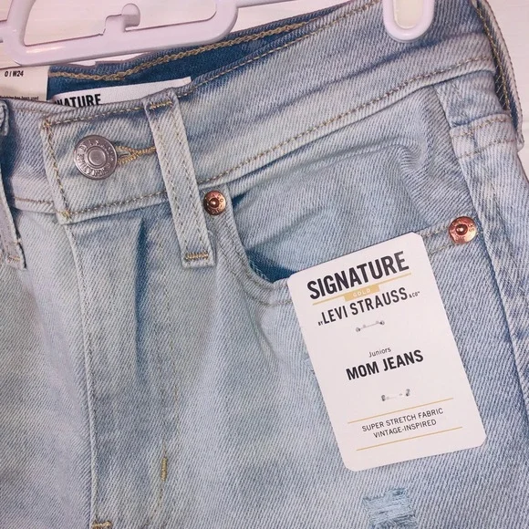Levi’s juniors “mom jeans” (24) - Picture 2 of 8